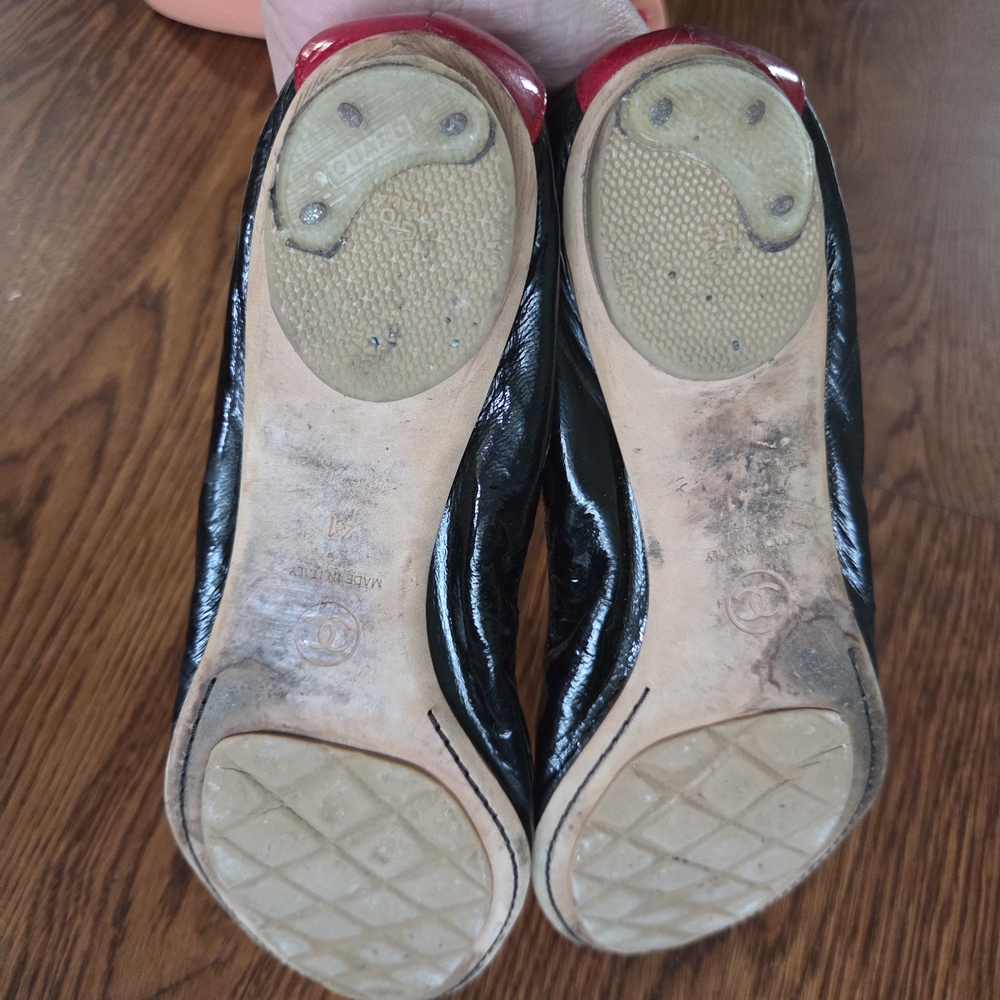 CHANEL Black and Red Flats with Glossy Finish - Picture 5 of 5